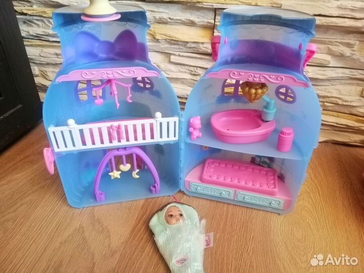 Много фирменных игрушек