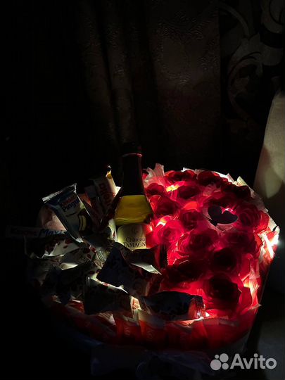 Бокс-сердце, сладкий подарок с атласными розами