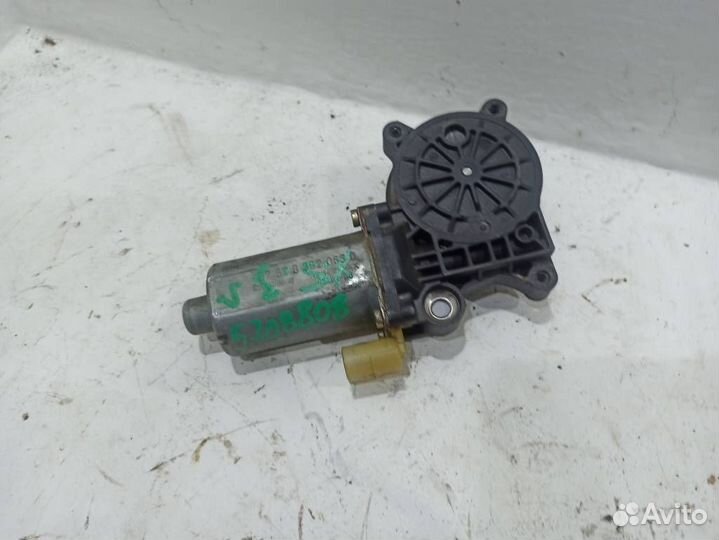 Моторчик заднего левого стеклоподъемника