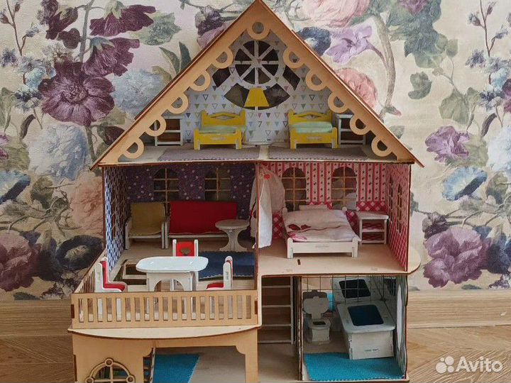 Кукольный домик с мебелью