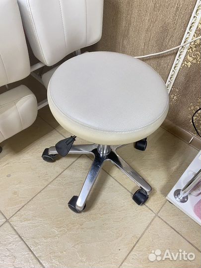 Стул мастера на колесиках