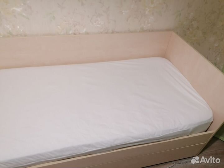 Комплект детской мебели стол и кровать