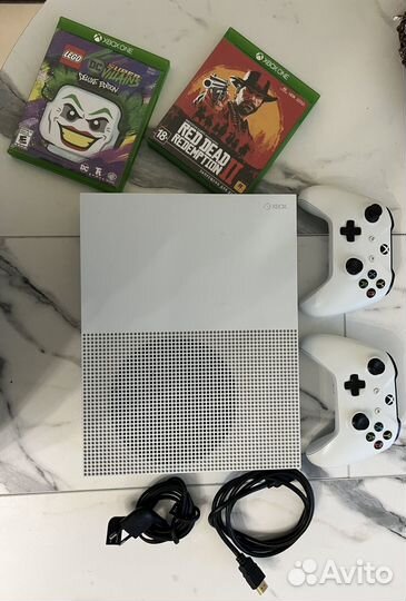 Xbox ONE S 1 TB и 2 геймпада