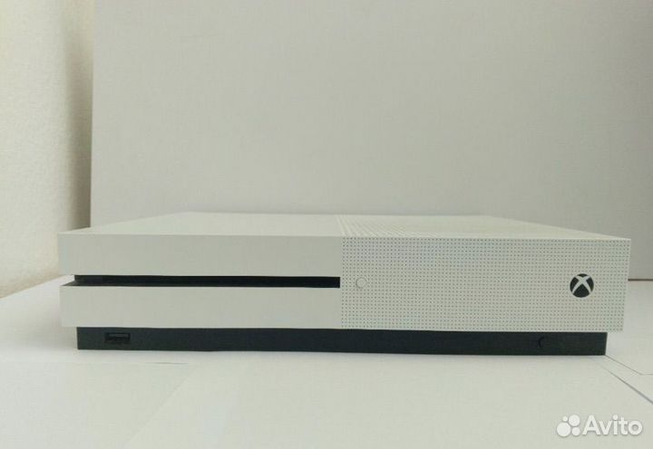 Xbox one s 1tb с дисководом и играми