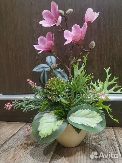 Интерьерный цветок в горшке