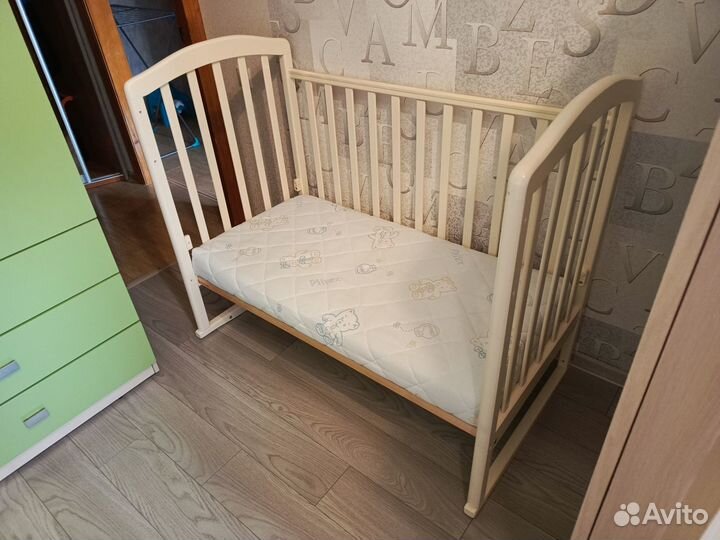Детская кроватка с маятником