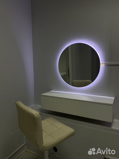 Рабочее место мастера маникюра и бровиста