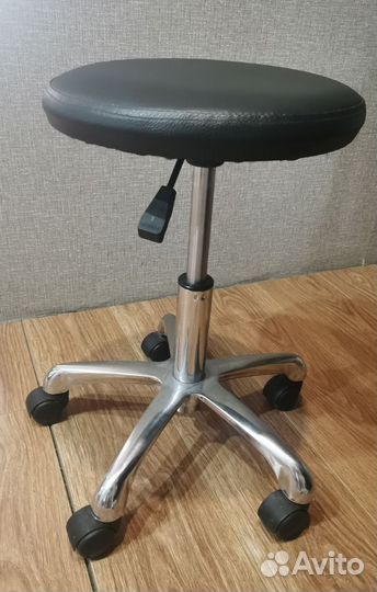 Стул для мастера на колесиках