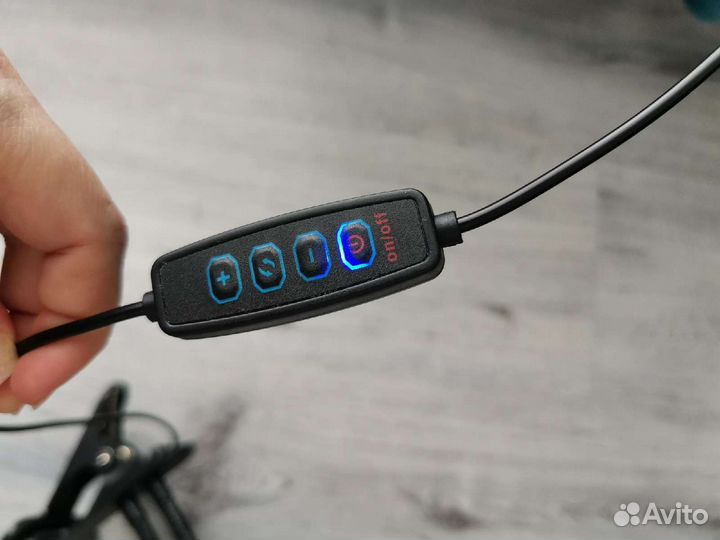 Держатель для телефона с лампой настольный