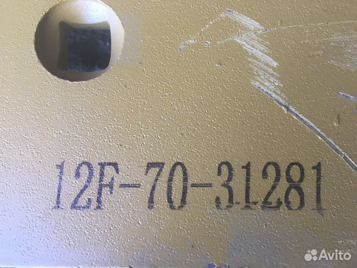 Нож Komatsu D37-D39 центральный 12F-70-31281