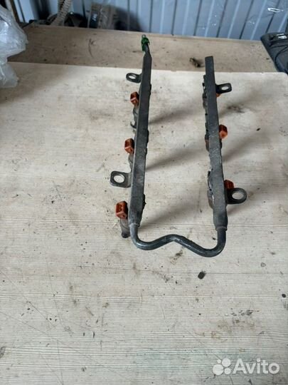 Рампа с форсунками Chrysler Stratus седан 6G73