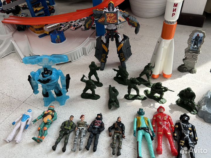 Набор солдатиков и др игрушек, 23 шт