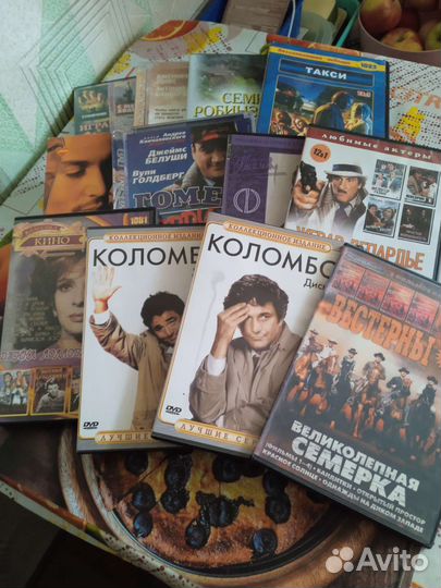 Диски с фильмами и муниципальные альбомы