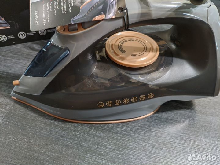 Совершенно новый утюг Redmond RI-C285 в упаковке