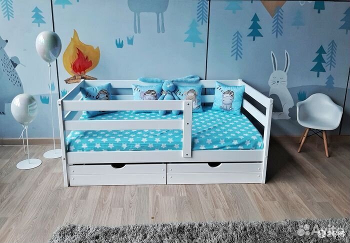 Кроватка с бортиком для малыша софа из массива