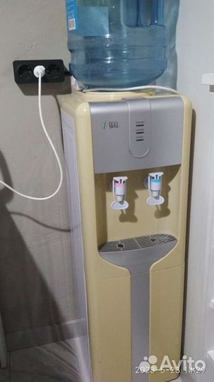 Кулер для воды напольный