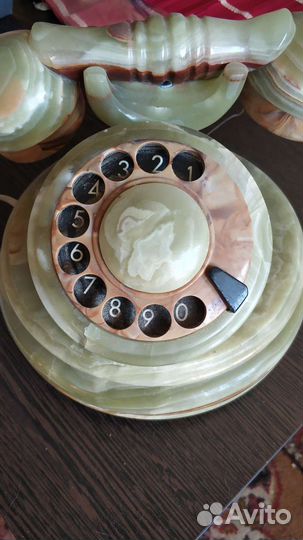 Старый винтажный ретро дисковый телефон из оникса
