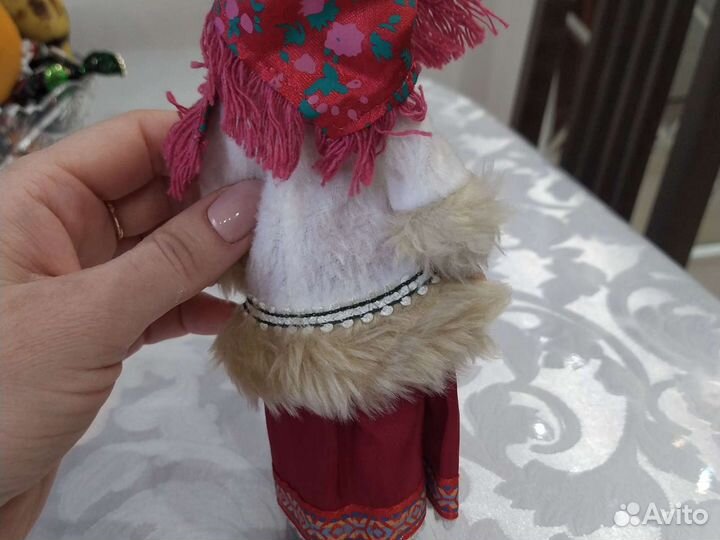 Кукла фарфоровая