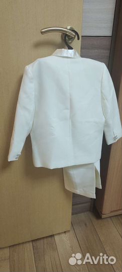Костюм тройка новый на мальчика 98 размера