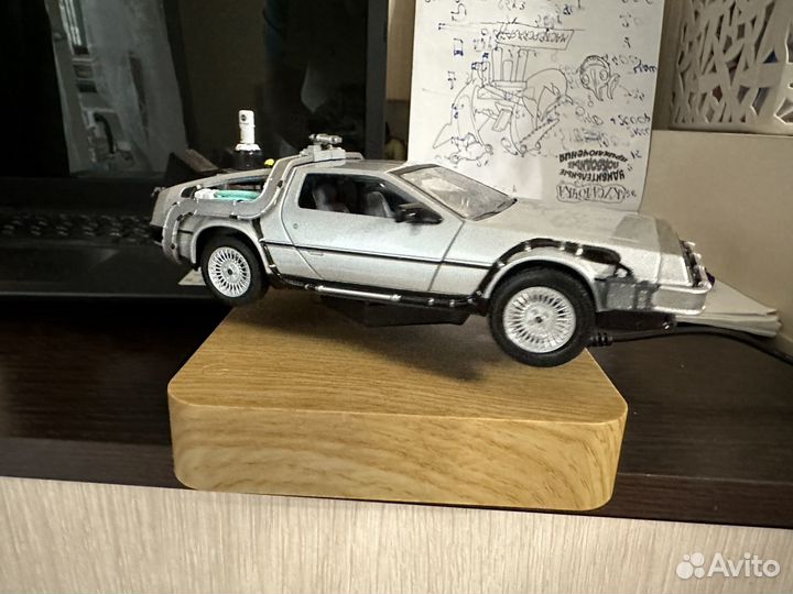 DeLorean левитирующий