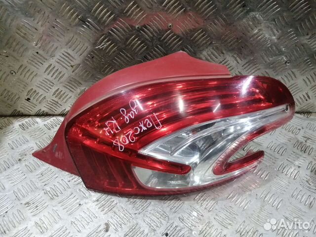 Фонарь правый Peugeot 208