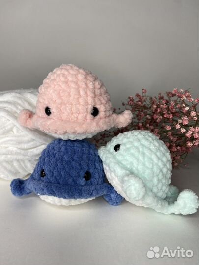 Вязаная игрушка кит