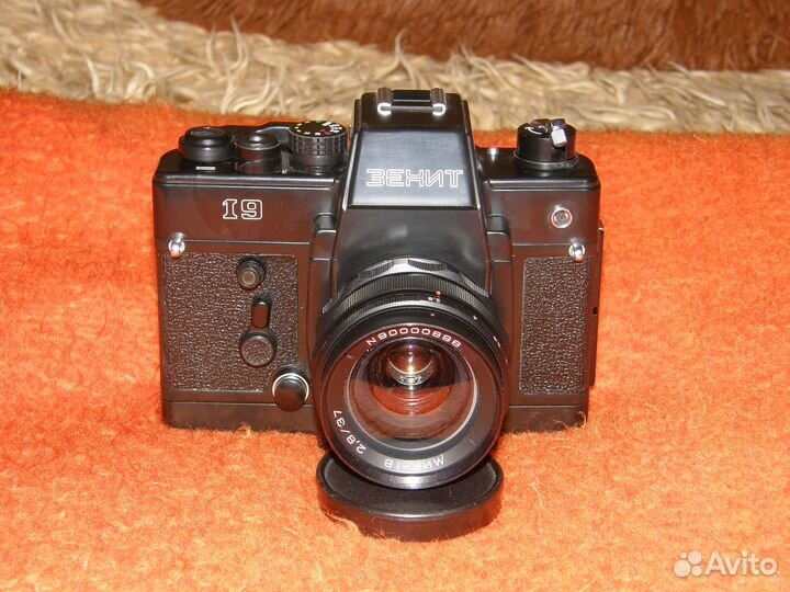 Зеркальный фотоаппарат Зенит 19 с объективом Мир-1
