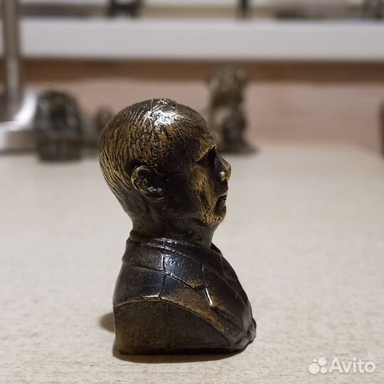 Бронзовый Путин. Бронзовый бюст ввп