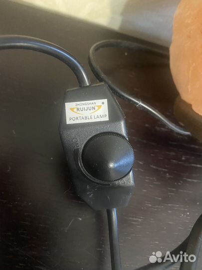 Соляная лампа на деревянной подставке