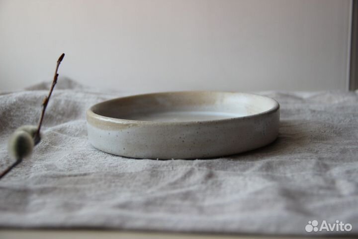 Плоская тарелка ручной работы