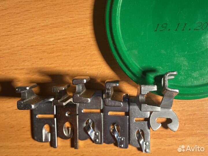 Лапки и детали от швейной машины