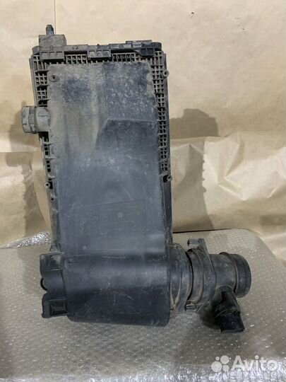 Корпус воздушного фильтра Volkswagen Touareg