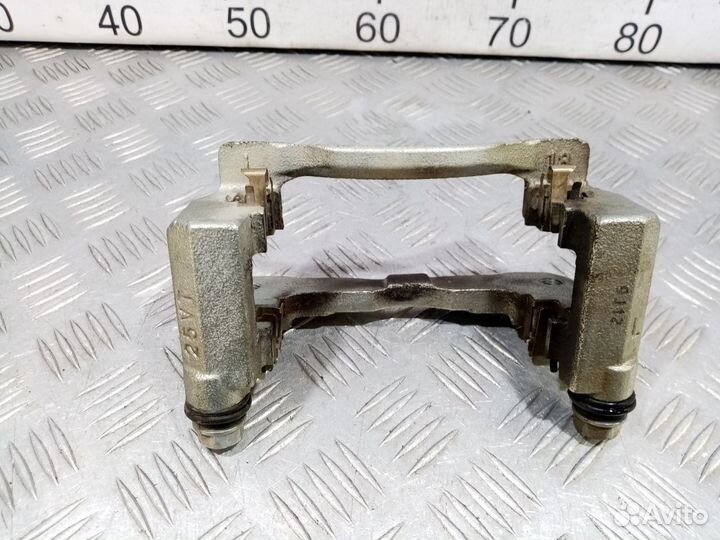 Б/У Скоба суппорта переднего левого#001