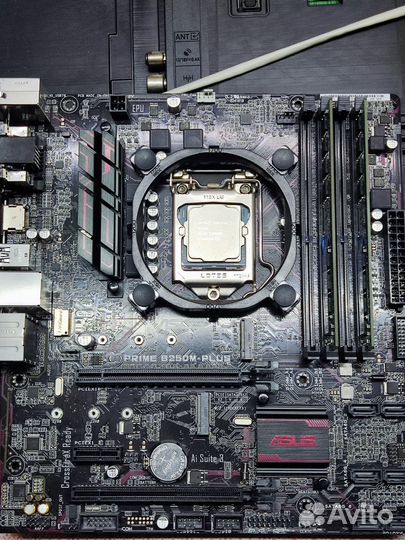 Материнская плата с процессором и памятью