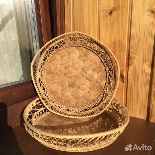 Два плетеных подноса