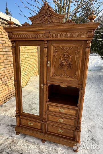 Старинный дубовый шкаф