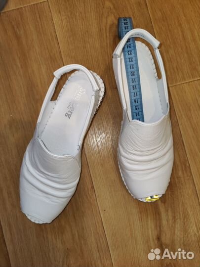 Женские белые босоножки 38 размер