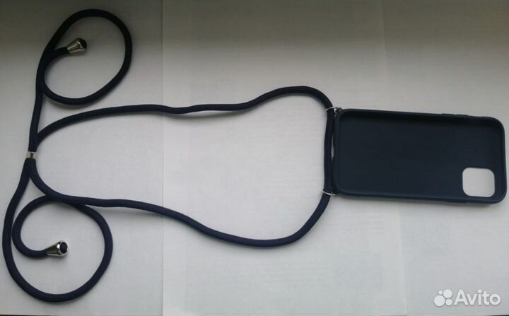 Чехол на iPhone 11 с ремешком на плечо темно-синий