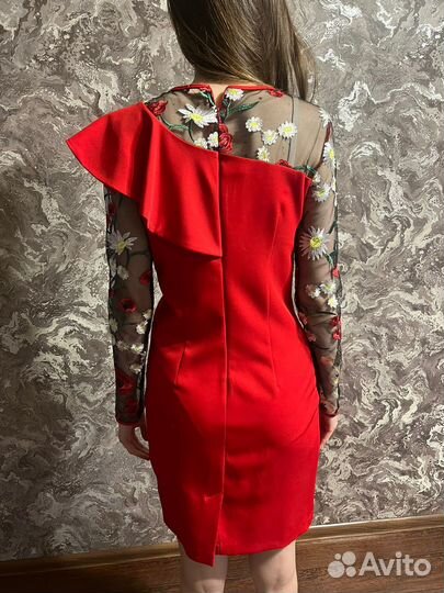 Красивое красное платье