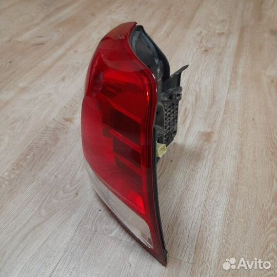 Фонарь задний правый Toyota Land Cruiser 200
