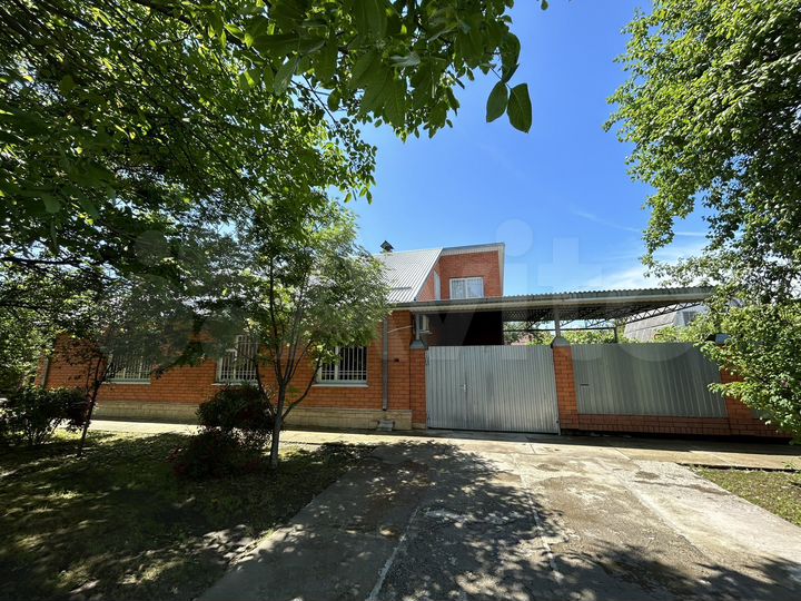 Дом 235 м² на участке 5,5 сот.