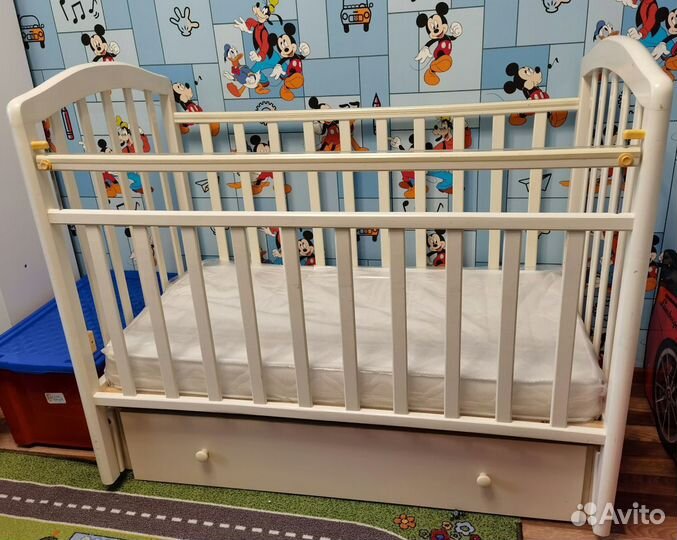 Детская кроватка с маятником и ящиком