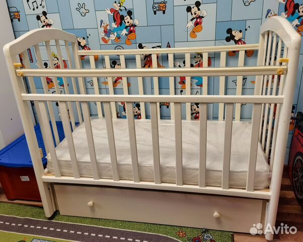 Детская кроватка с маятником и ящиком