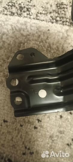 Кронштейн крыла Lexus RX4 53718-48070