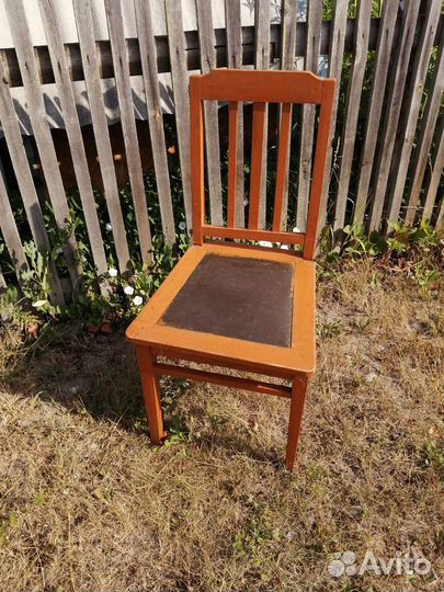 Стул, явно из 50х.Покрыт половой краской