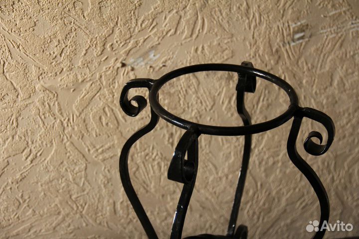 Напольная металлическая подставка под цветы