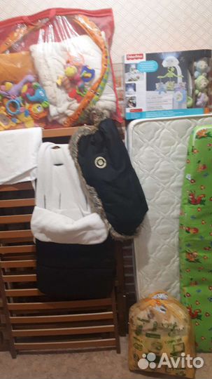 Детская кроватка с матрасом, мобилем и прочим