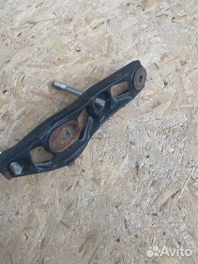 Кронштейн опоры двигателя правый Toyota Prius