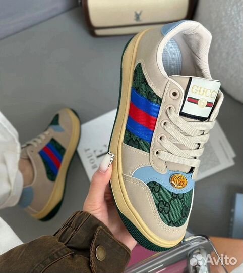 Кроссовки женские