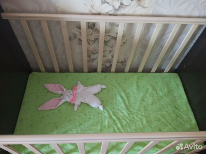 Детская кроватка с маятником